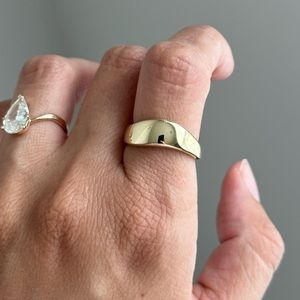 14k Yellow Gold Wave Band